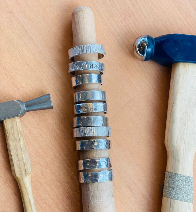 Werkbank met ringgereedschap en ringen bij Beausi