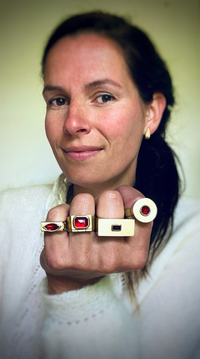 Katrien met haar juwelen, afkomstig van de Beausi-homepage